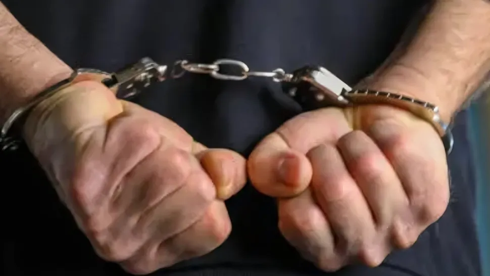 Trei bărbați, trimiși în judecată pentru introducerea ilegală în România a 17 arme letale din Turcia