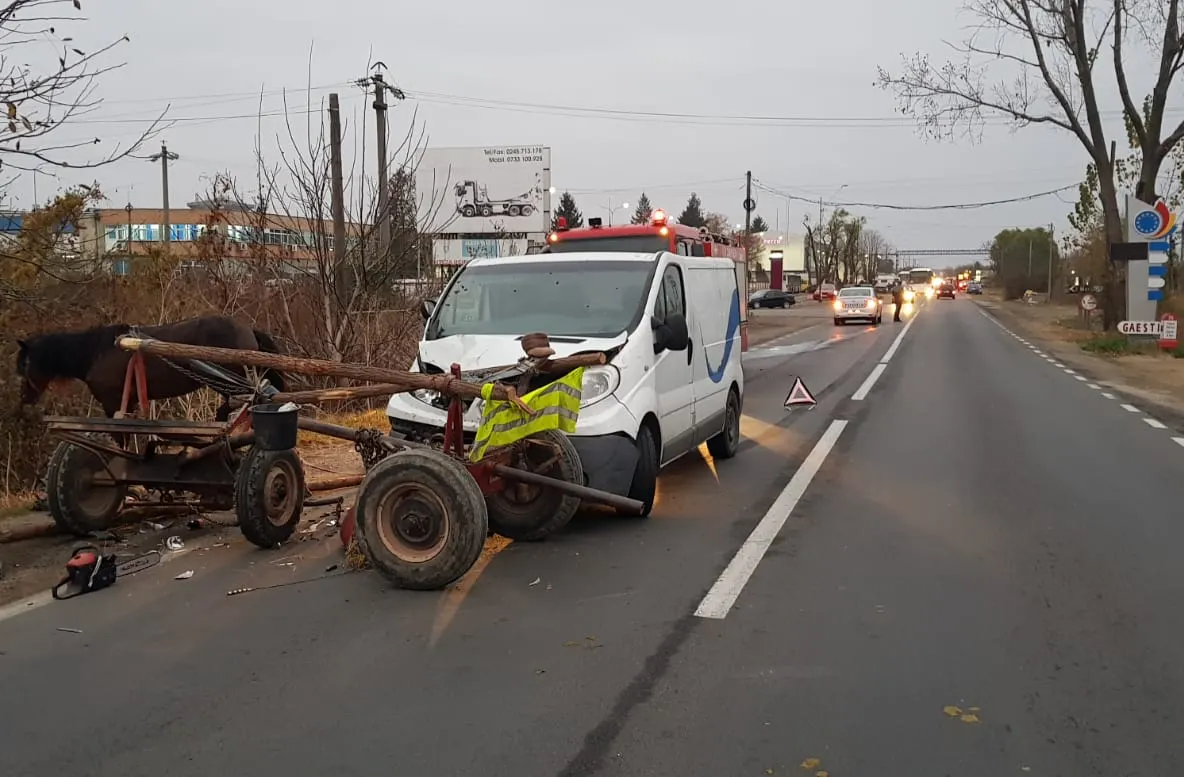 Căruță făcută praf de o dubă