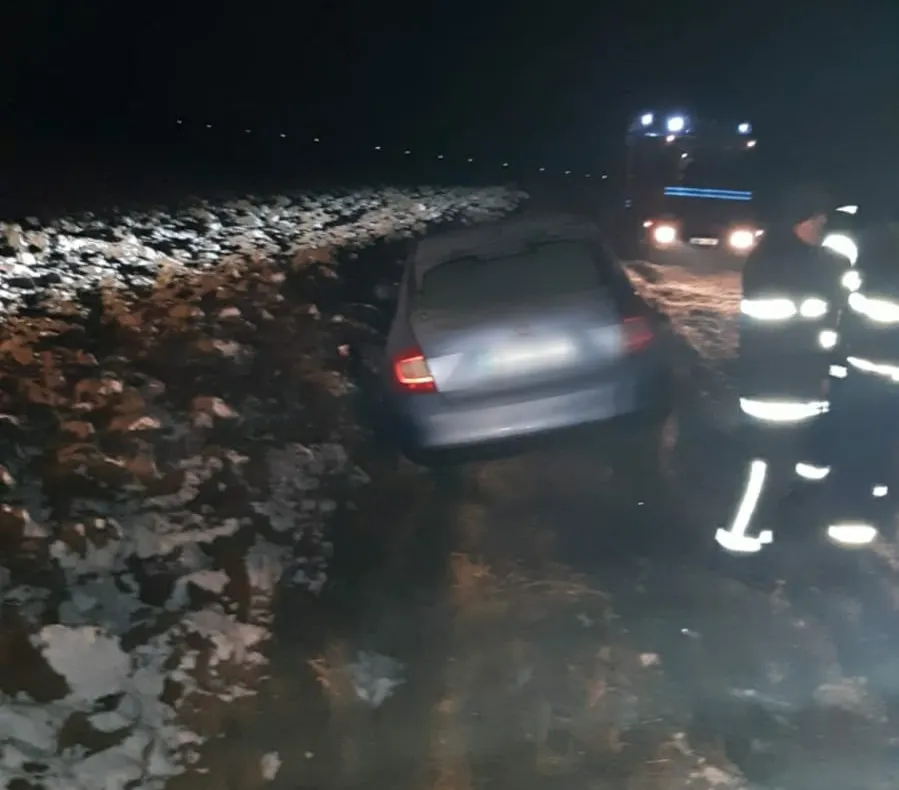 Ghinion total. S-a rătăcit,a rămas fără carburant la mașină și fără baterie la telefon.Noroc cu polițiștii