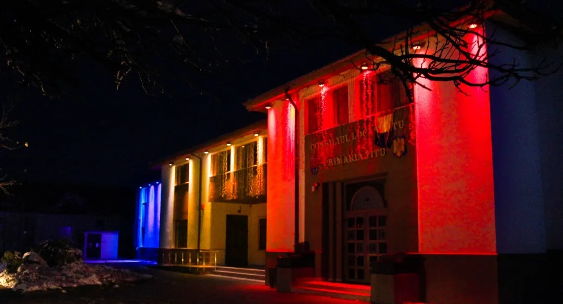 Primăria  din Titu, iluminată în culorile tricolorului, timp de o lună de zile