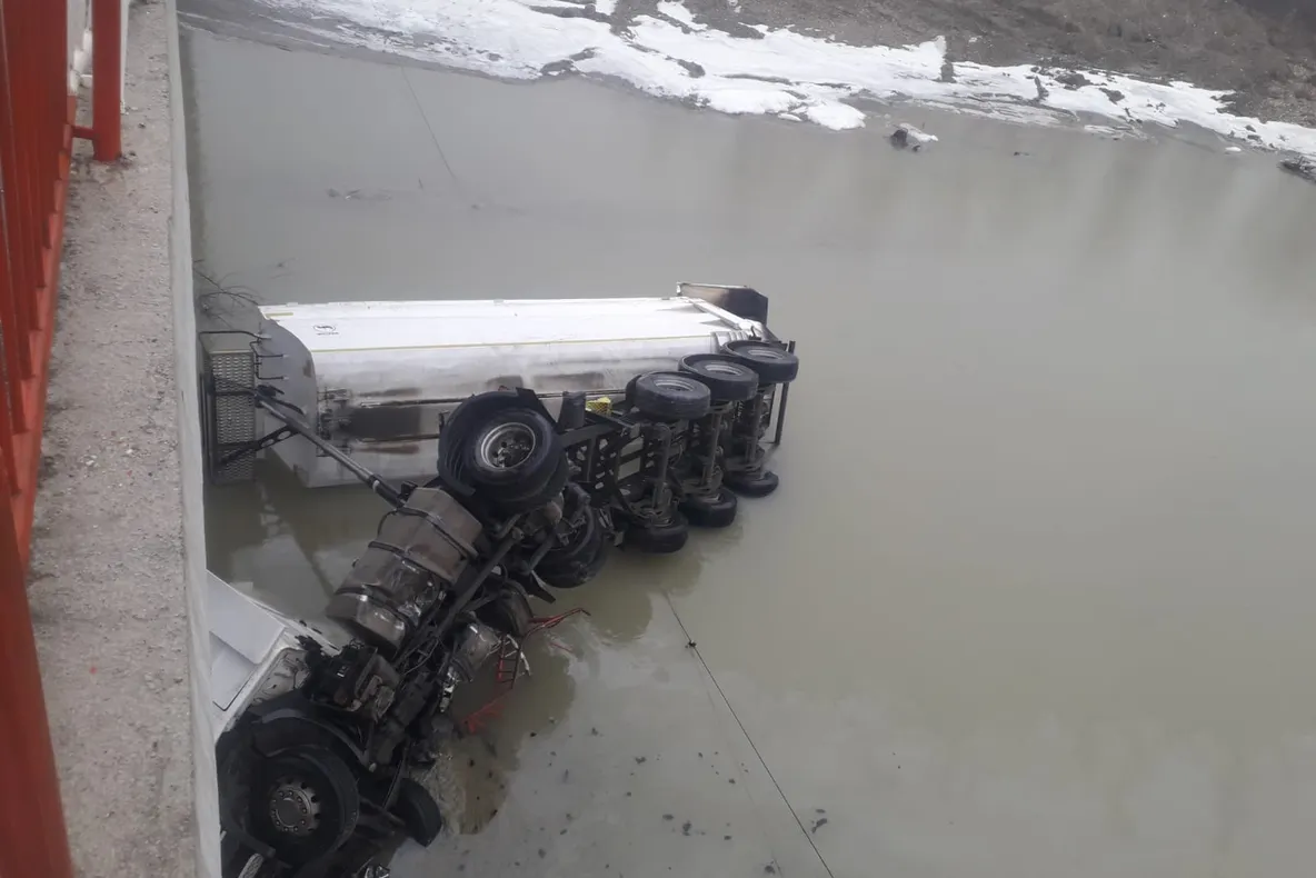 Foto| Camion căzut de pe pod,în râul Ialomița. Șoferul a scăpat miraculos