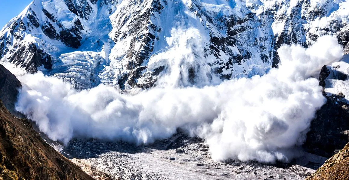 Este pericol uriaș de avalanşă în Munţii Bucegi