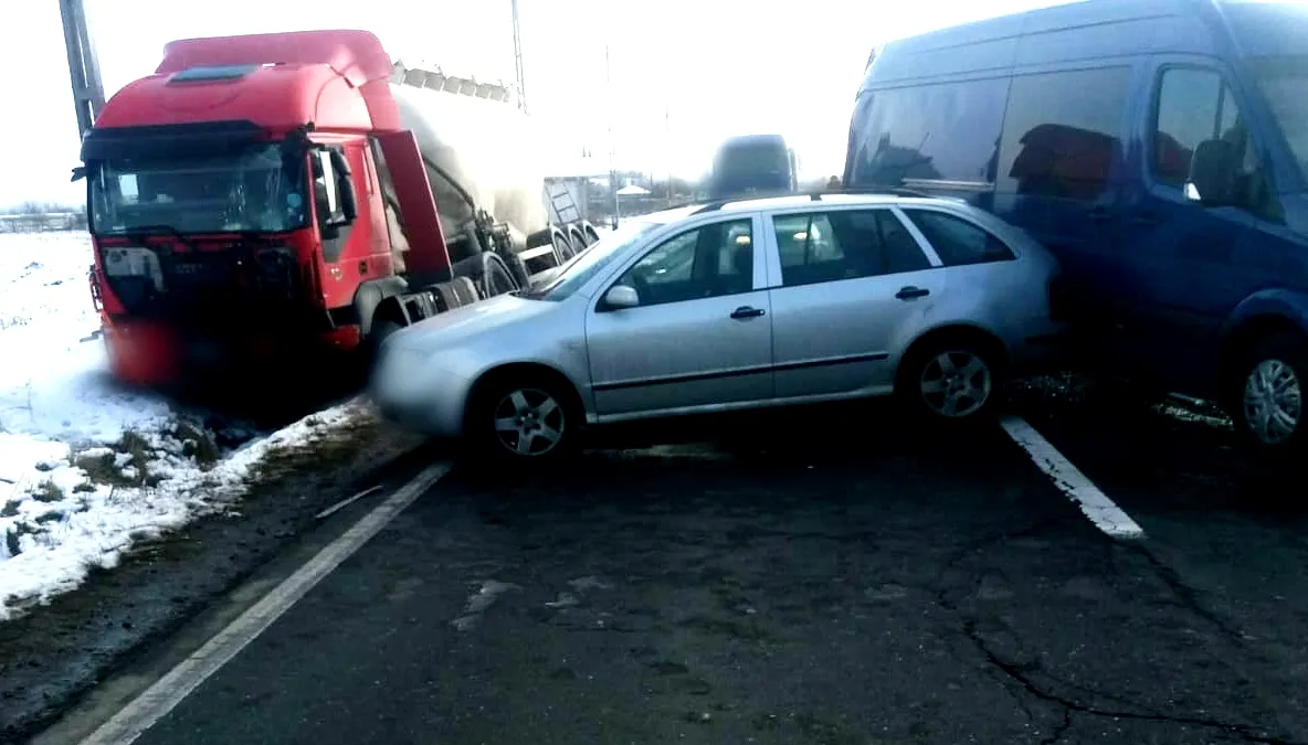 Un nou eveniment rutier la Brătești. Un TIR s-a ciocnit cu trei mașini