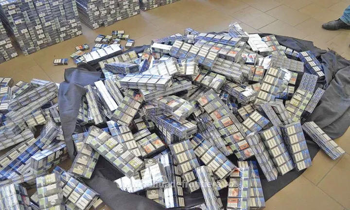 330.000 bucăţi de ţigarete de contrabandă, diferite mărci, descoperite şi reţinute de inspectorii vamali din cadrul Direcţiei Generale a Vămilor