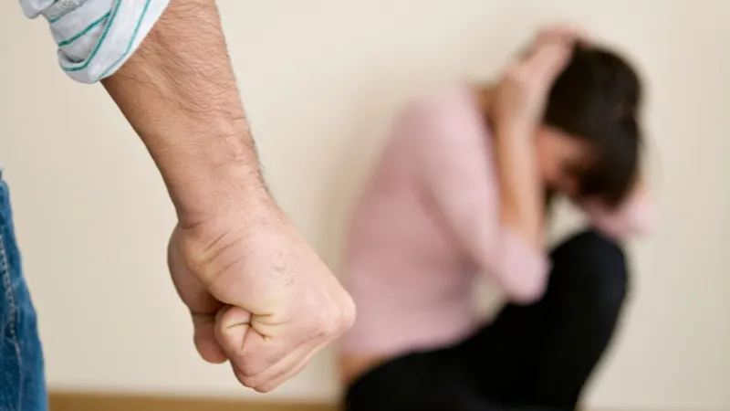 Bărbat violent, ținut de la distanță de soția sa