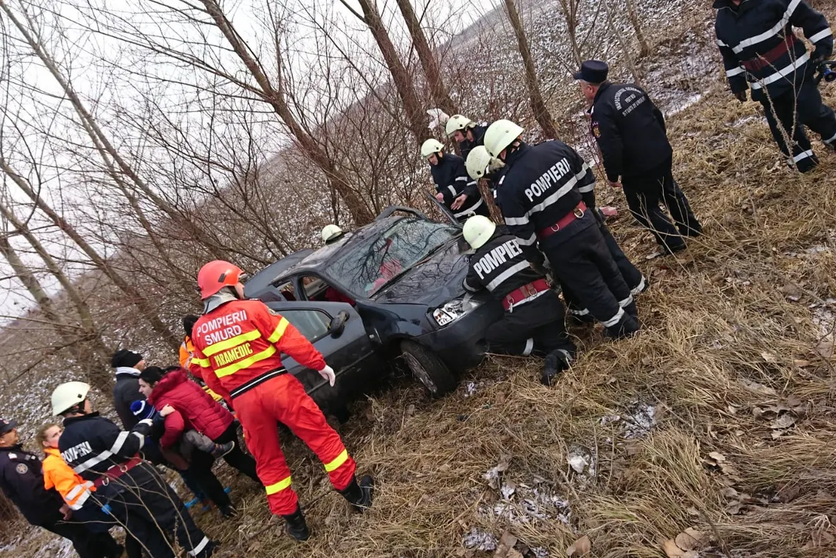Șoferiță prea grăbită. A intrat cu mașina pe câmp