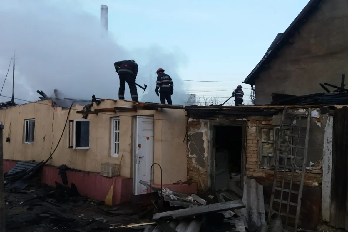 Update- Foto-Video| Două case au luat foc la Doicești. Incendiul nu a făcut victime