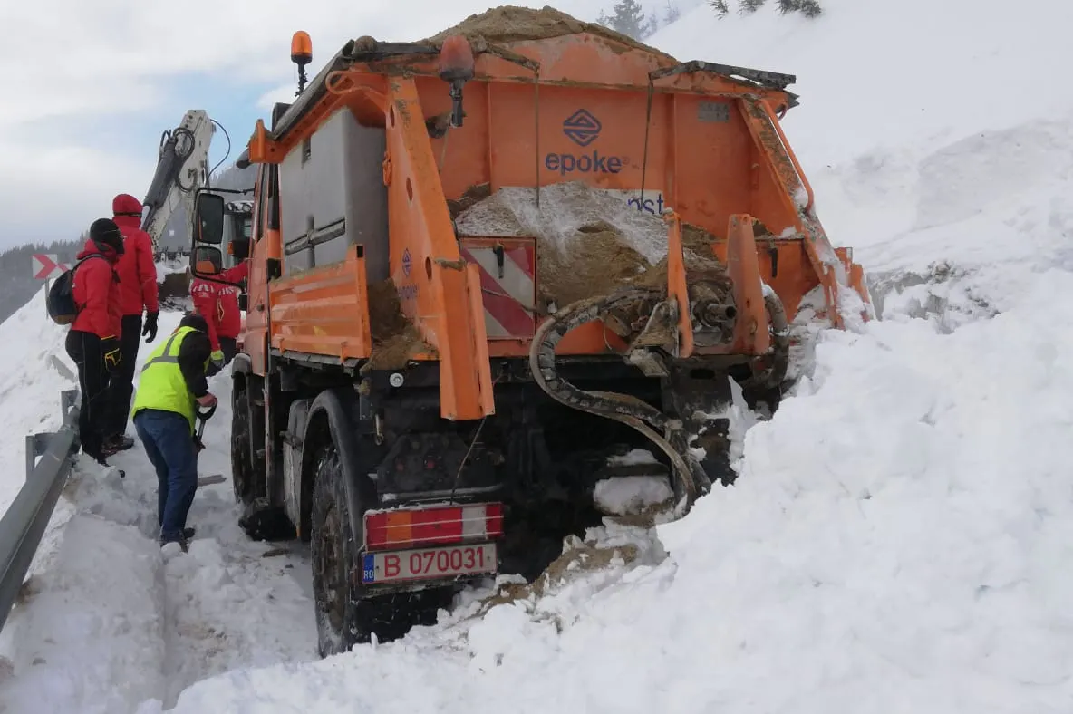 Foto-Video| Avalanșa a surprins un utilaj de dezăpezire, pe DJ 713.Șoferul s-a salvat în ultimul moment