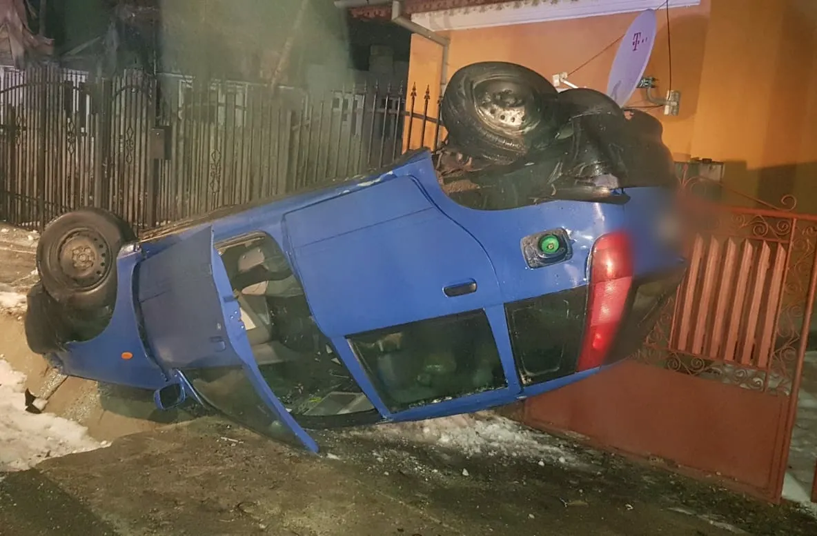 Cascador fără voie. Accident spectaculos cu un șofer de doar 18 ani