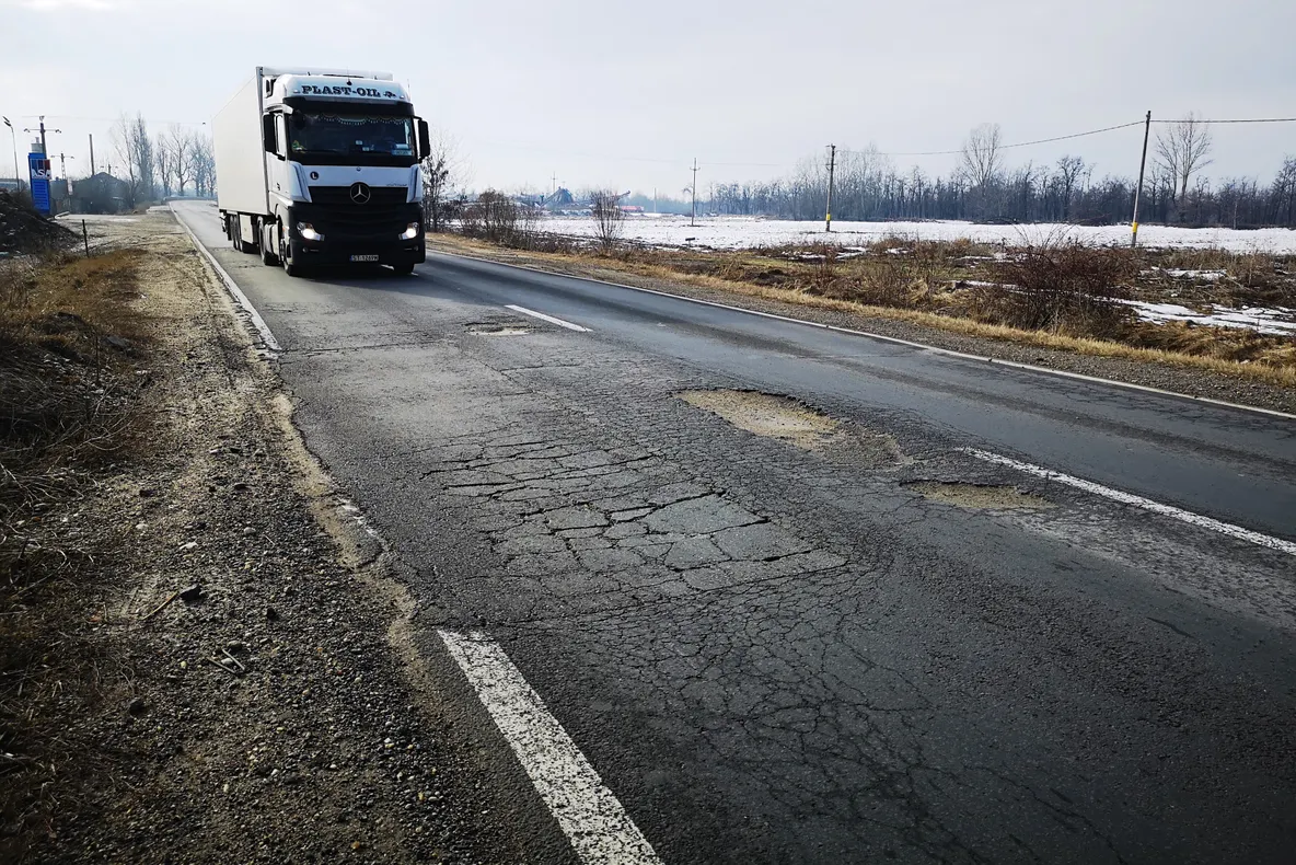 FOTO Drumul spre Autostrada A1, aproape impracticabil din cauza gropilor