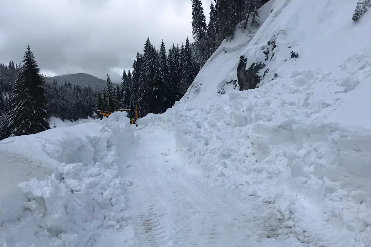 VIDEO Două utilaje surprinse (din nou) de avalanșe, în Bucegi. Drumul este blocat