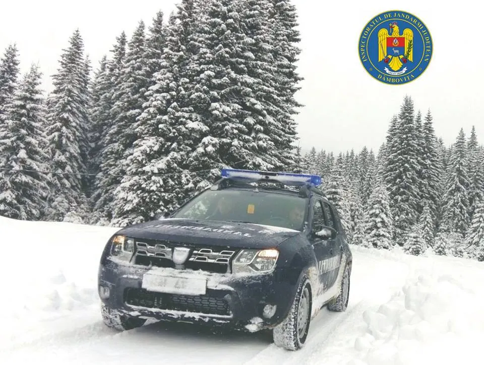 Jandarmii montani dâmbovițeni au ajutat două familii din Suceava, rămase blocate pe munte