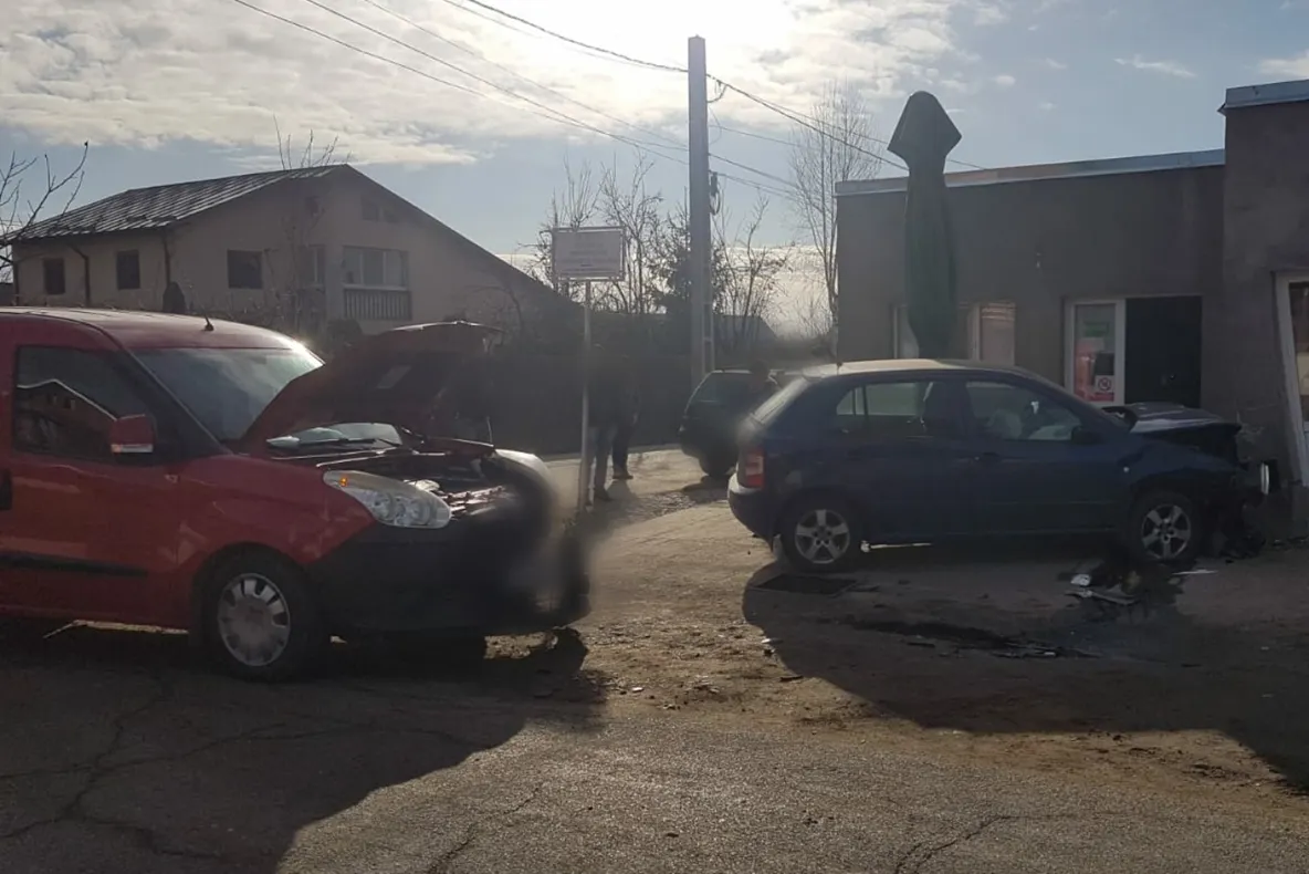 Accident pe DJ 702 D. O persoană este rănită