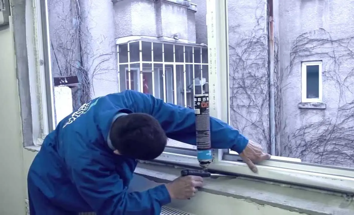Muncitor rănit grav, după ce a căzut de la șase metri înălțime, la Pucioasa