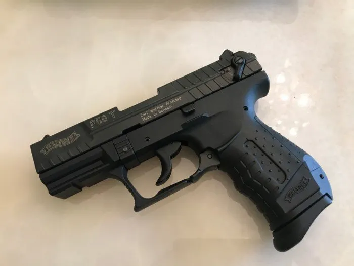 Cercetat penal pentru un pistol cu bile de cauciuc