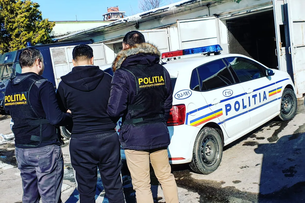 Un urmărit internațional s-a prezentat singur la sediul poliției Dâmbovița. A fost reținut