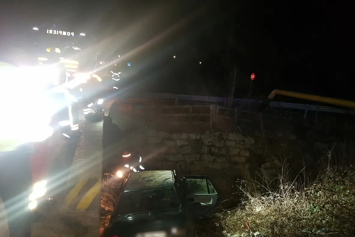 A ieșit în decor. Accident spectaculos la Priseaca
