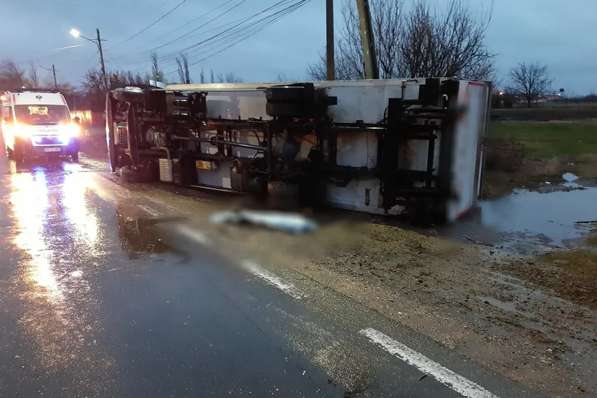 Pieton spulberat de un TIR, pe DN 71, la Bâldana