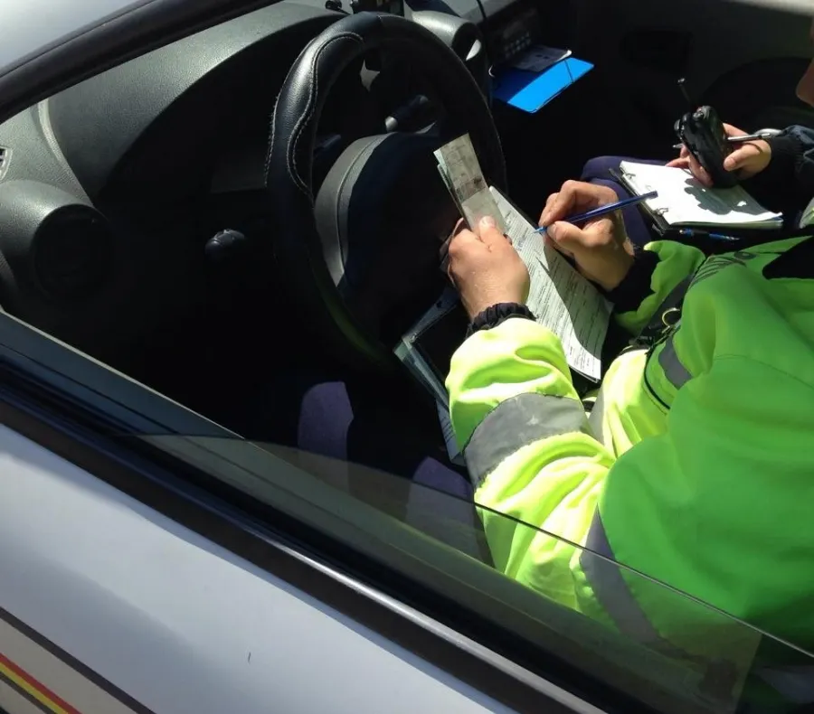 Pericol pe șosele. Tânăr prins la volan fără permis și băut
