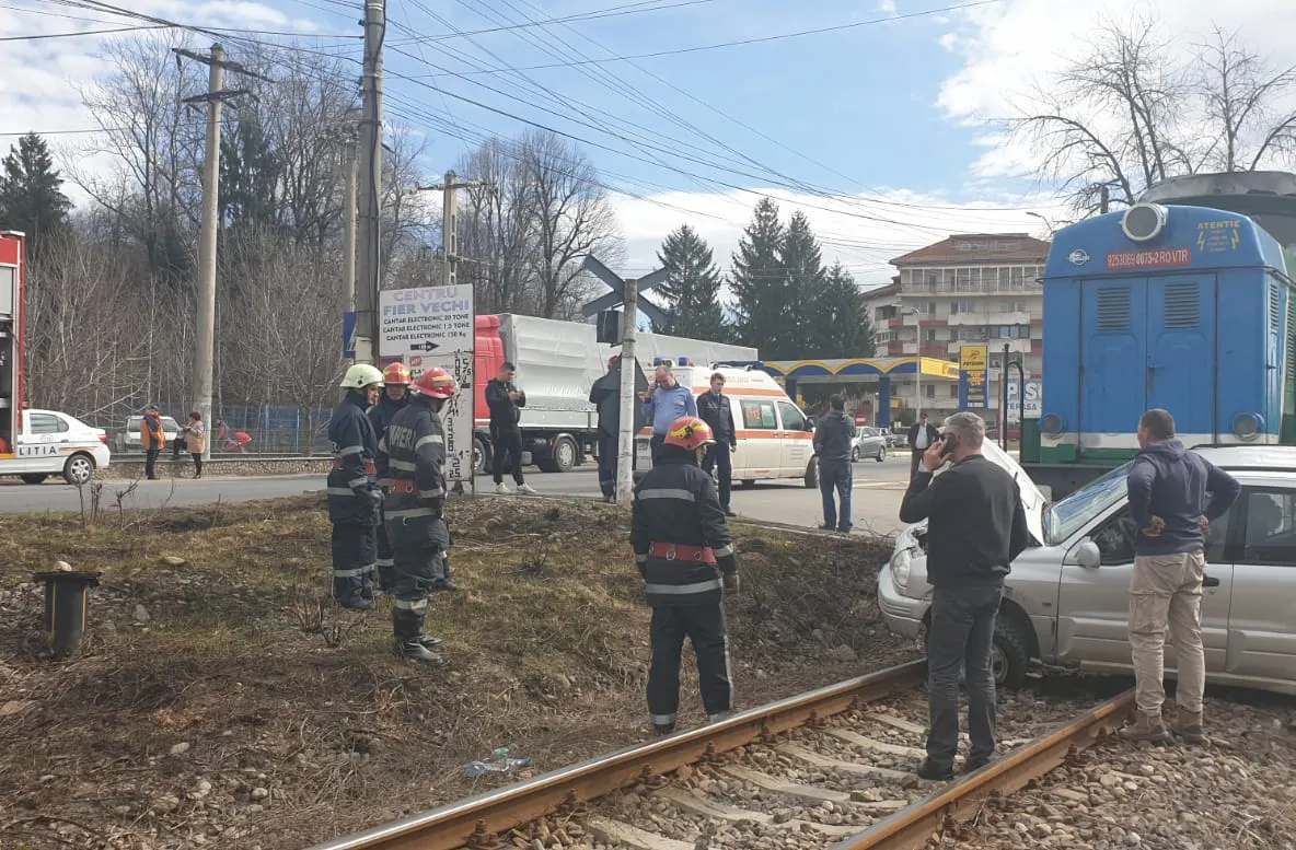 Pucioasa. Mașină lovită de o locomotivă. 2 persoane au fost rănite ușor