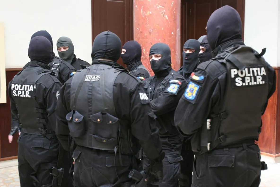 Grupare din Dâmbovița, specializată în spălare de bani, destructurată de polițiști