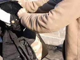 Bărbat tâlhărit în plină stradă de 2.200 de lei. Agresorul a fost reținut de Poliție