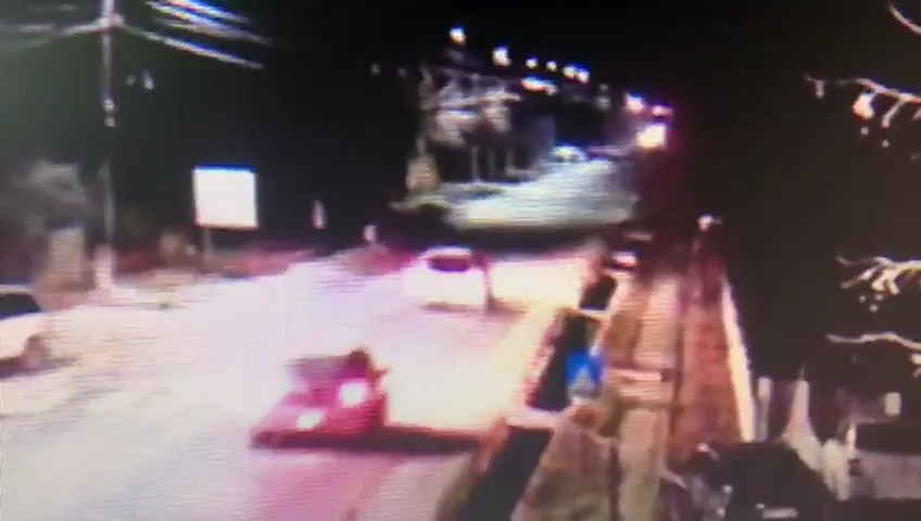 VIDEO Înregistrarea cu bărbatul călcat de două mașini, la interval de câteva secunde