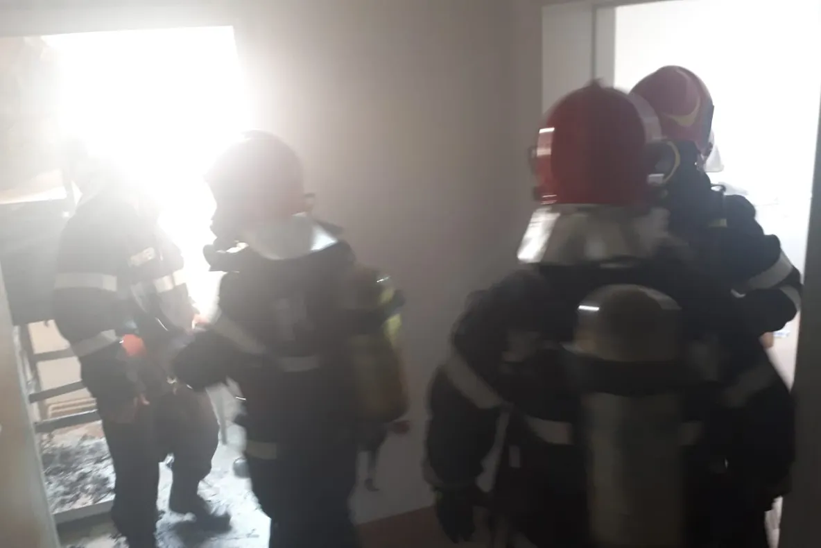 Casă făcută scrum și doi răniți, la Bezdead, din cauza unui aragaz defect