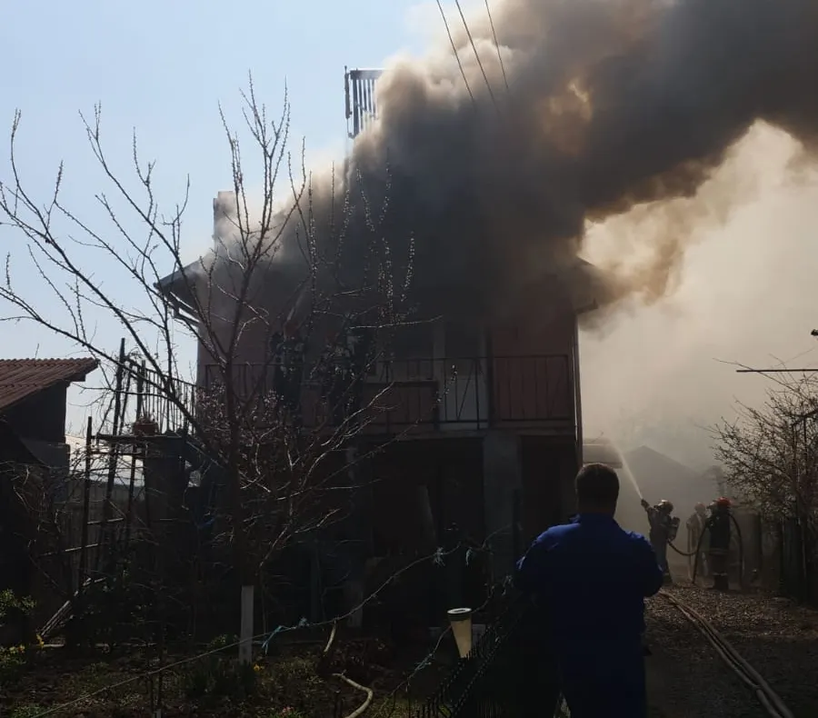 Incendiu la o lucuință din Răzvad. Pompierii intervin cu două autospeciale