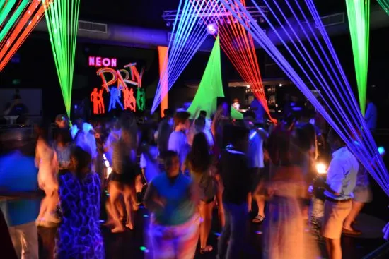 Au lăsat discoteca fără „instrumente muzicale”. Trei tineri au ajuns la Poliție