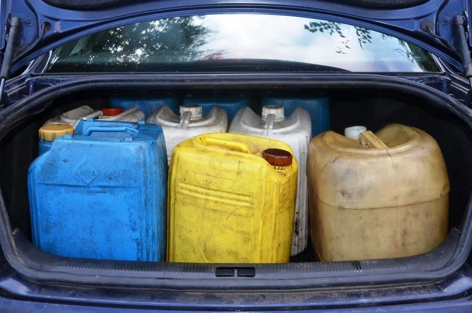 Un bărbat și o femeie, din Argeș, vindeau motorină "falsă". Au fost depistați de polițiști