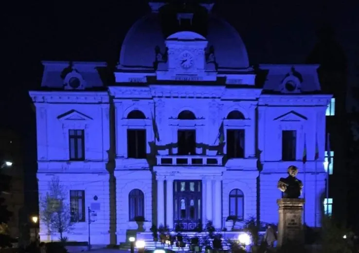 Primăria Târgoviște "colorată" în albastru, de ziua mondială a conștientizării autismului