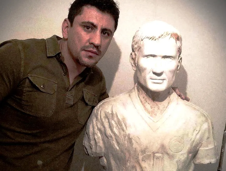 Nu are studii și este autodidact. Nana Crank, sculptorul care i-a impresionat pe Hagi și Duckadam
