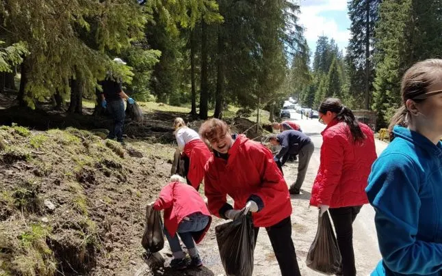 FOTO Hotelierii din Bucegi au strâns mizeria lăsată de turiști în munte