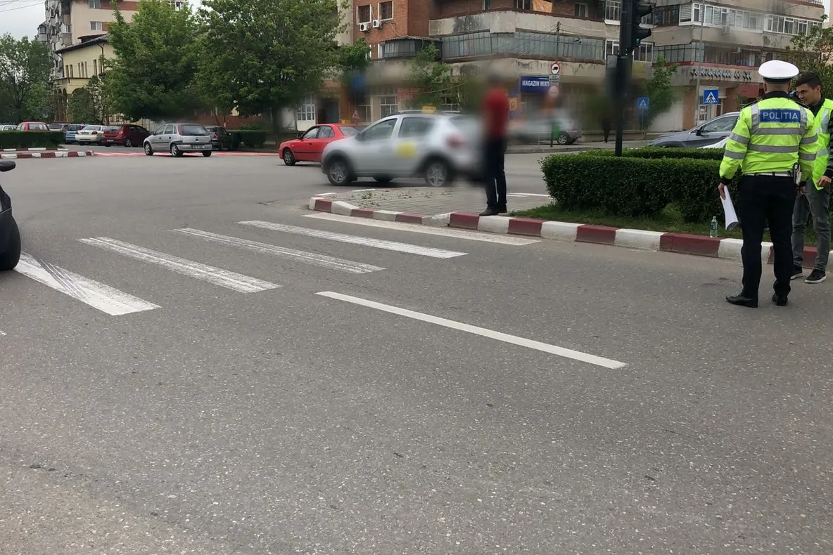 Septuagenar accidentat de o mașină, pe trecerea de pietoni, la Târgoviște