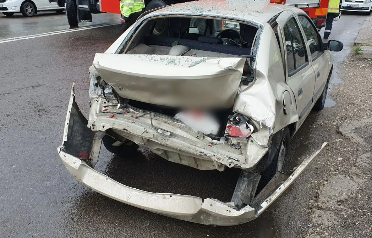 Mașină distrusă și o persoană rănită, în urma unui accident petrecut la Târgoviște