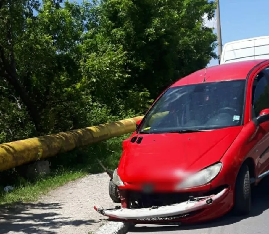 Update| Un autoturism s-a izbit de un stâlp, la Pucioasa. Două persoane sunt rănite