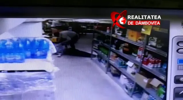VIDEO Paznic snopit în bătaie de un un tânăr, într-un supermarket din Moreni