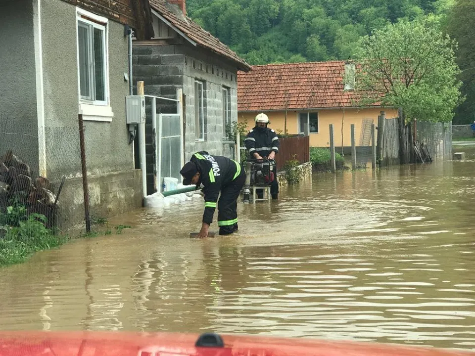 INHGA: Avertizări de inundații până luni la miezul nopţii