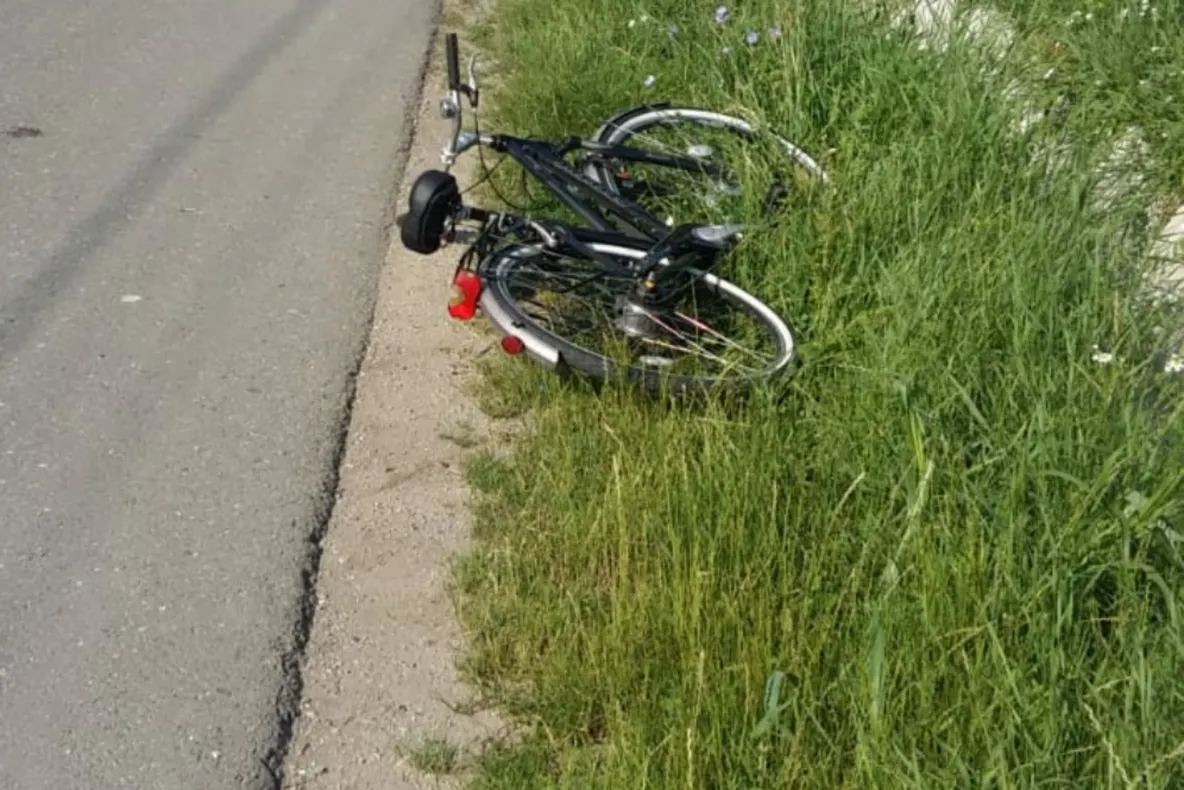 Biciclist rănit, după ce s-a dezechilibrat și a căzut în șanț