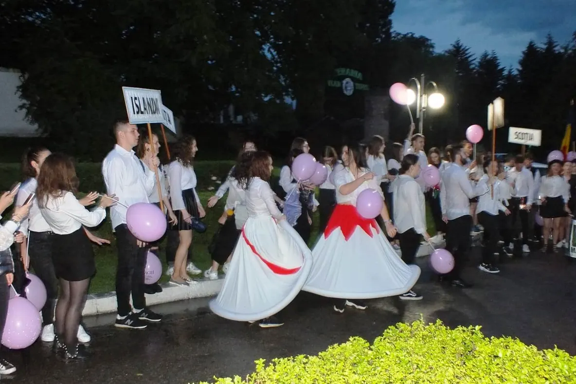 FOTO VIDEO Parada Bebel Fest 2019! Actori din 20 de țări au dansat pe străzile din Târgoviște