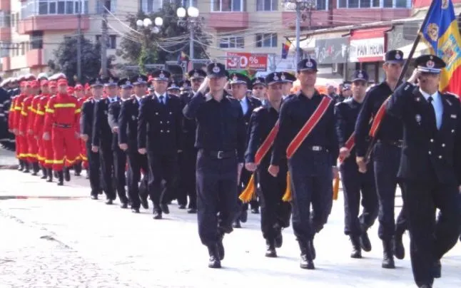 ZIUA DRAPELULUI NAȚIONAL omagiată de pompierii dâmboviţeni