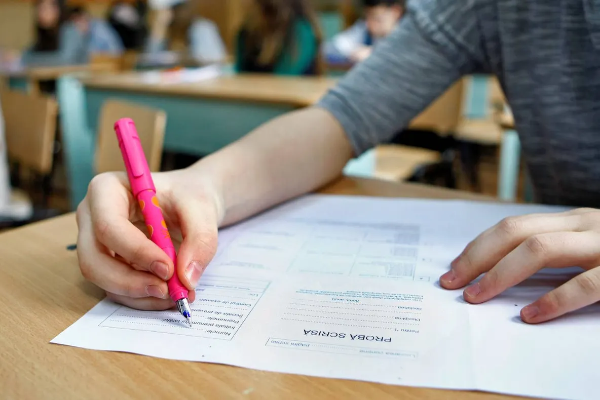 Evaluarea Naţională începe astăzi, cu proba de Limba şi literatura română