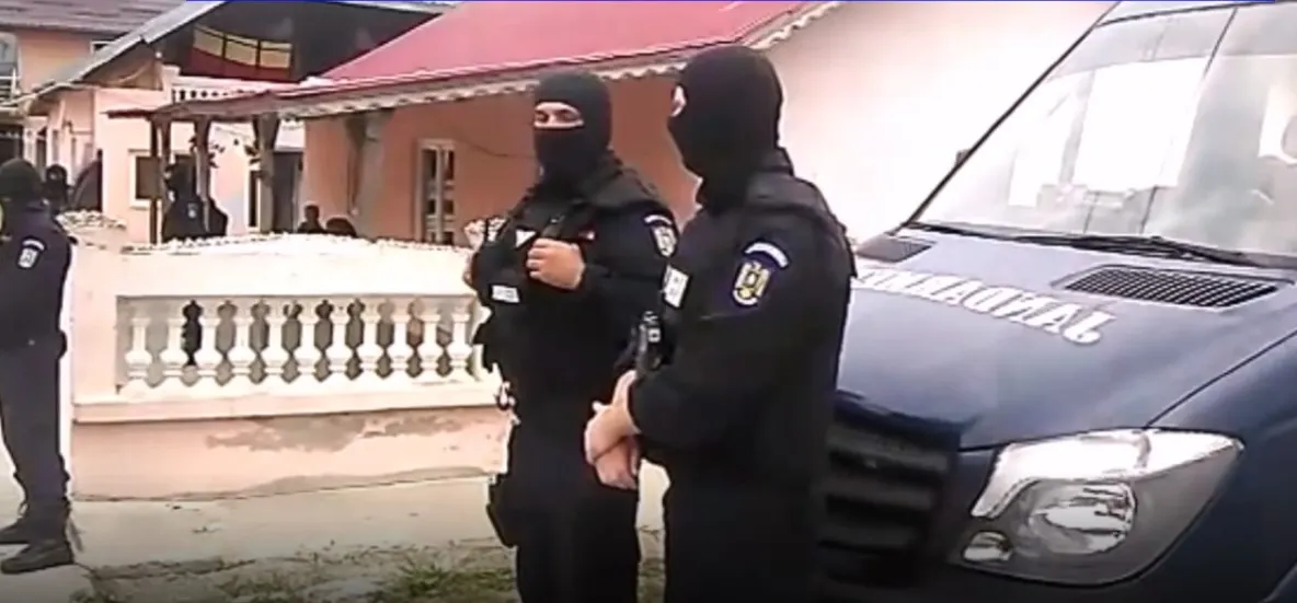 Video-Foto| Pornografie infantilă și exploatare de minori. Șapte suspecți reținuți în județele Argeș și Dâmbovița