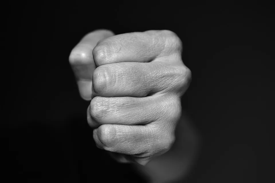 Snopită în bătaie de un vecin care asculta muzică la miezul nopții
