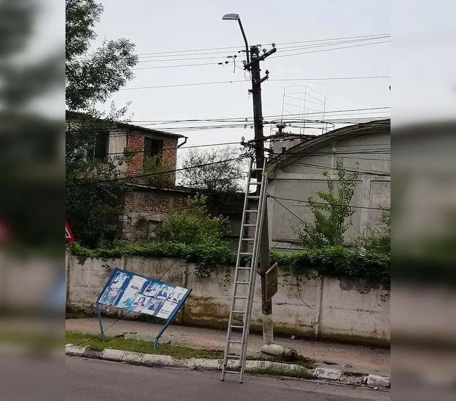 Pucioasa: Stâlp de curent avariat, sprijinit cu ajutorul unei scări