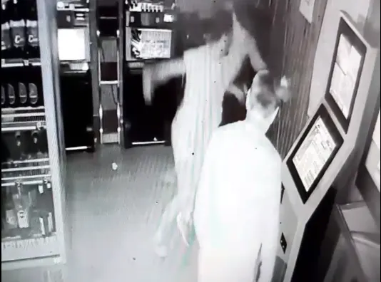 VIDEO Bătaie într-un bar din Dâmbovița. Un tânăr lovit din senin a fost băgat în spital