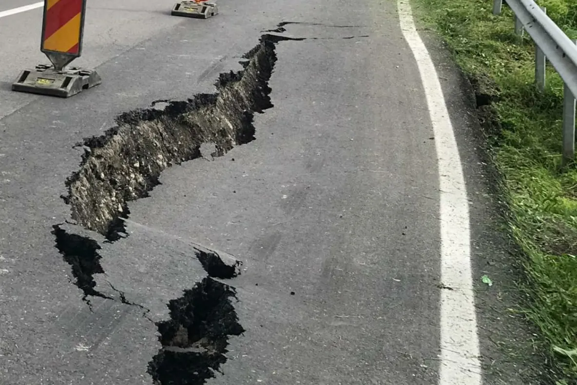 Rstricții de circulație pe DN 71, după ce asfaltul s-a crăpat din cauza unei avarii la o conductă de apă