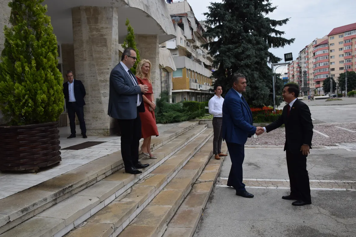 Județul Dâmbovița vrea muncitori și studenți vietnamezi. Deocamdată a venit....ambasadorul