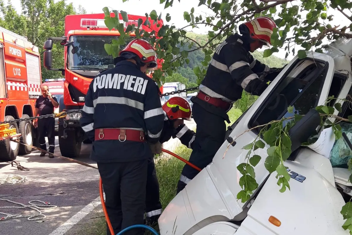 Accident soldat doar cu pagube materiale. Șoferul însă era băut